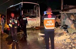 Edirne’de minibüs eve girdi