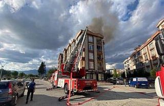 Edremit’te apartmanın çatısında yangın çıktı