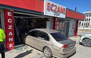 El freni çekilmeyen araç eczaneye girdi