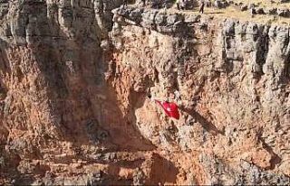 Elazığlı dağcılar kayalıklarda Türk bayrağı...