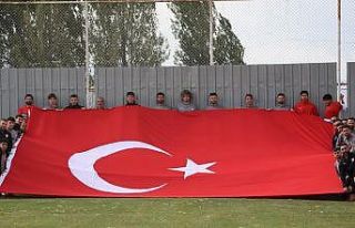 Elazığspor dev Türk bayrağı açtı