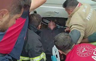 Elektrik direğine çarpıp ters dönen minibüste...