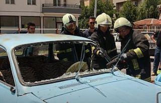 Emekli itfaiye erleri bir gülüğüne göreve döndü,...