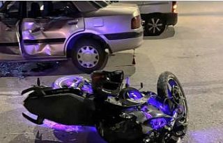 Emet’te motosiklet otomobile çarptı: 2 yaralı