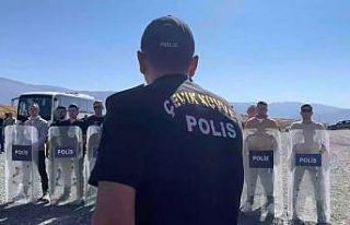 Erzincan çevik kuvvet polisinden nefes kesen tatbikat