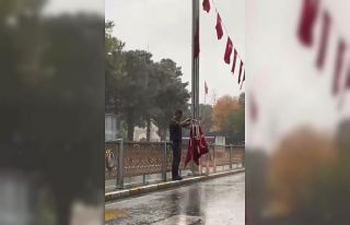 Erzincanlı vatandaşın bayrak hassasiyeti duygulandırdı