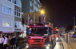Esenler’de 5 katlı binada yangın: 15 kişi dumandan...