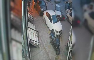 Esenyurt’ta motosiklet araca çarptı, o anlar kamerada