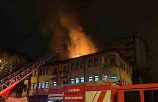 Eşi eve almayınca sinirlenip binanın çatısını...