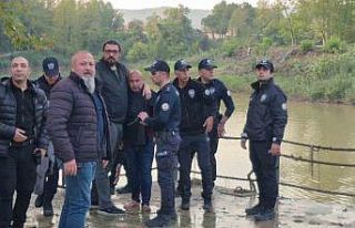 Eşiyle tartıştı, ırmağa atladı