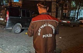 Eski eşini bıçakla yaraladı