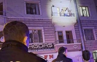 Eski eşini darbeden şahıs çocuklarını bıçakla...