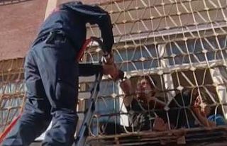 Evindeki demir parmaklıklara kolu sıkışan engelli...