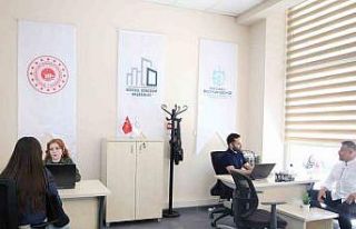 Evini yenilemek isteyen ofislere koşuyor