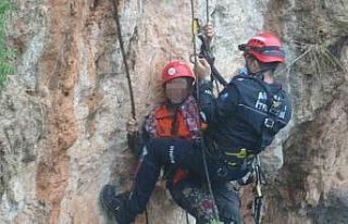 Falezlerde mahsur kalan kadın itfaiyenin zorlu operasyonuyla...