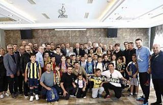 Fenerbahçe, gittiği deplasmanlardaki okullara kırtasiye...