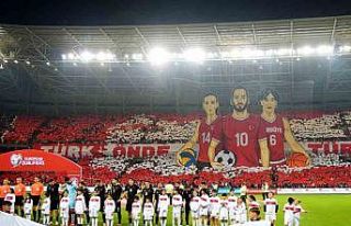 Filistinli çocuklar, milli futbolcularla birlikte...