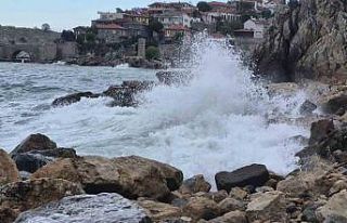 Fırtına uyarısı yapılan Bartın’da dev dalgalar