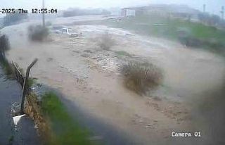 Foça’da Kaptanoğlu’nun aracının sele kapıldığı...