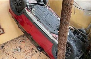 Fren yerine gaza basan sürücü bahçeye uçtu