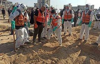 Gazze’de saldırılar nedeniyle toplu şekilde defnedilen...