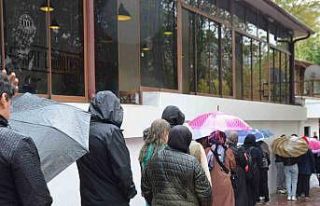 Genci, yaşlısı ’Bilkart’ alabilmek için yağmurda...