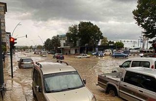 Giresun’da sağanak yağış hayatı felç etti