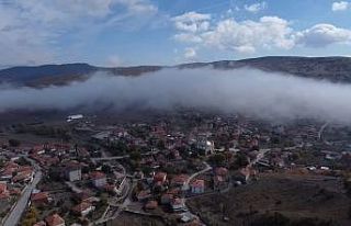 Gökyüzünü kaplayan sis, kartpostallık manzara...