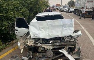 Gördes’te iki araç kafa kafaya çarpıştı: 4...