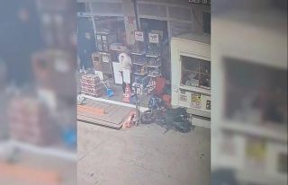 Görevlinin yanı başındaki rahat hırsızlar pes...