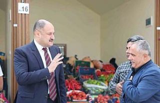 Gülpınar yenilenen pazarda esnafla bir araya geldi