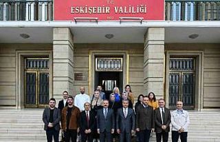 Hak kazanan gazetecilerin basın kartlarını Vali...