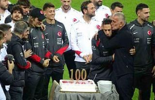 Hakan Çalhanoğlu’na 100. milli maç sürprizi