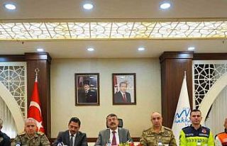 Hakkari Valisi Çelik trafik güvenliği toplantısına...