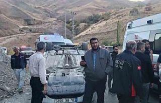 Hakkari’de kontrolden çıkan otomobil takla attı:...
