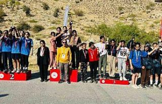 Hakkari’de Okul Sporları Kros Yarışları yapıldı
