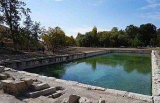 Hala kullanılan 1800 yıllık Roma havuzu çevresinde...