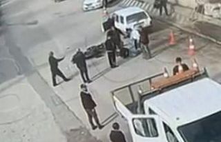 Hatalı sollama yapan motosiklete otomobil çarptı