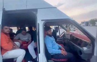 Hatay’da minibüs dolusu göçmen yakalandı