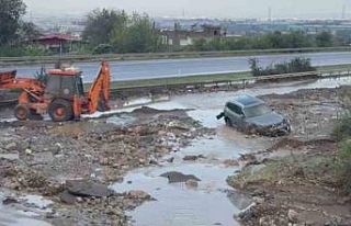 Heyelanın kapattığı otoyolda araçlar mahsur kaldı