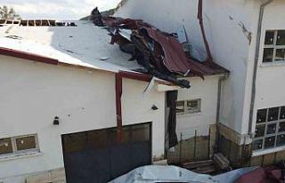 Hortum öğrenciler içerideyken okulu vurdu, çatıyı...