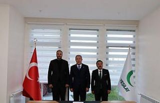 Hulusi Akar’dan Yeşilay’a destek ziyareti ve...