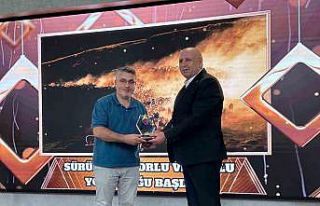 İHA muhabiri Özkan Olcay, birincilik ödülünü...
