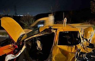 İki kamyonun arasında kağıt gibi ezilen taksi...