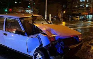 İncirliova’da ışıkta bekleyen araca, otomobil...