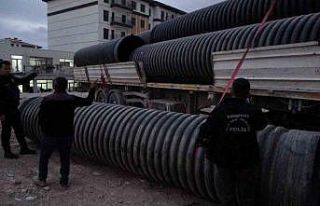 İnşaatta üzerine 750 kilo plastik boru düşen...