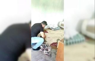 İnsanlar korkularından konteynere giremezken o elleriyle...