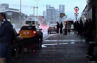 İstanbul’da vatandaşlar güne yağmurla uyandı