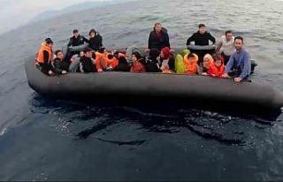 İzmir açıklarında 52 düzensiz göçmen yakalandı
