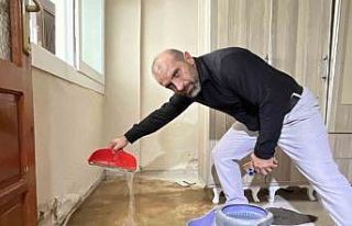 İzmir’de İZSU şebeke borusu patladı: Bir evi...